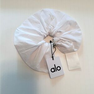 🆕NWT 🖤 ALO YOGA - “Bead It Oversized Scrunchie” 🤍{white}🤍 🆕BRAND NEW🆕 🖤